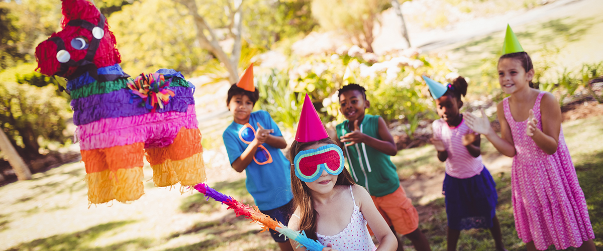 Piñata-slaan; leuk voor kinderen maar ook voor volwassenen